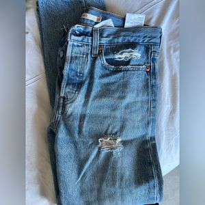 Levi’s Wedgie distressed light wash jeans- size 27